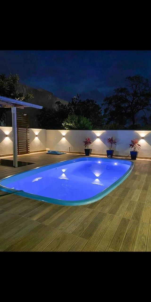 Piscina Cancún iluminada em azul durante a noite