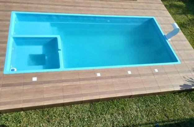 Piscina de fibra Spa Topázio instalada em área externa com deck