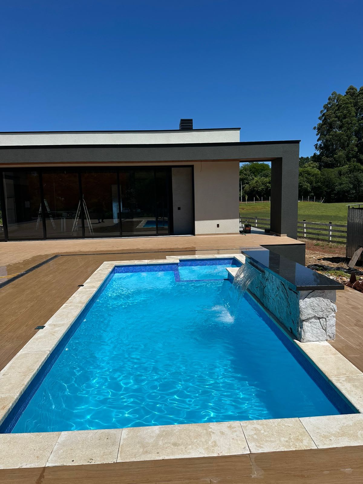 Piscina Spa Diamante com deck amplo ao lado de área gourmet